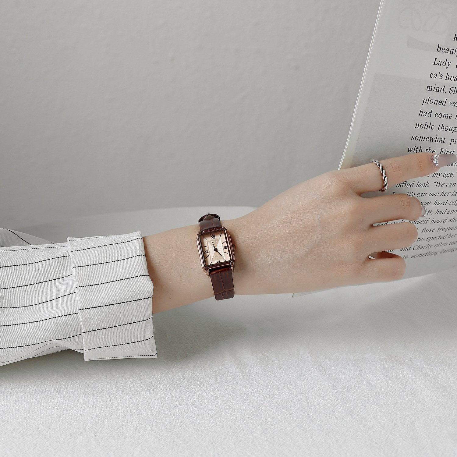 Women's Retro Elegant Waterproof Belt Small Square Watch - Image 4