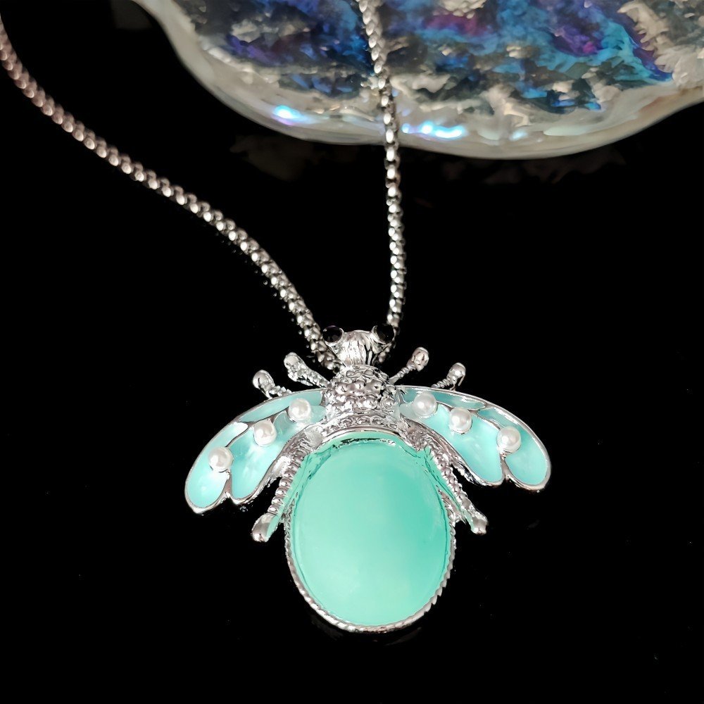 Fantasy Luminous Bee Necklace Firefly Inlaid Pearl Design Personalized Luminous Effect - Image 4