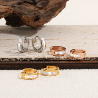 Ins Simple Niche White Mother Shell Ear Clip