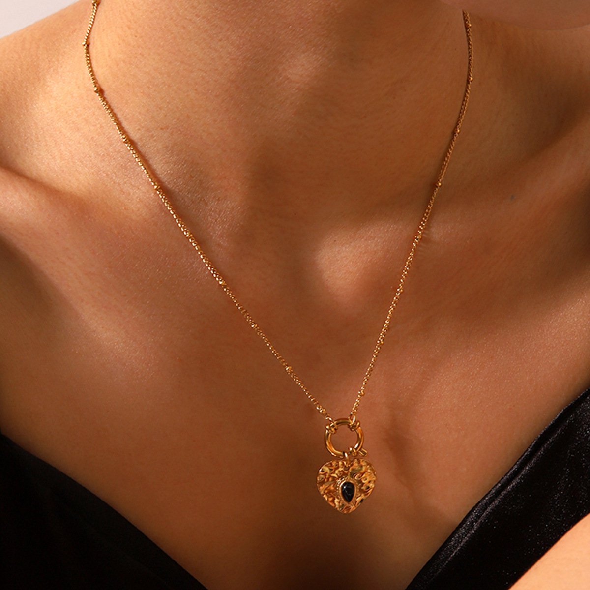 French Style Vintage Court Style Titanium Steel Heart Pendant Necklace For Women - Image 3