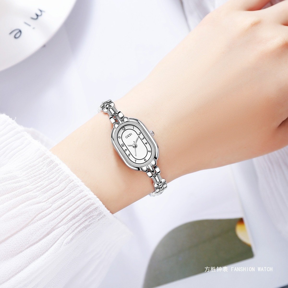 Retro Oval Niche High-grade Fritillary Bracelet Quartz Watch - Image 3