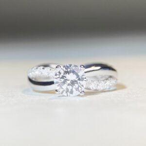 1 Karat Classic Four-claw Ring Winding Twisted Arm Moissanite