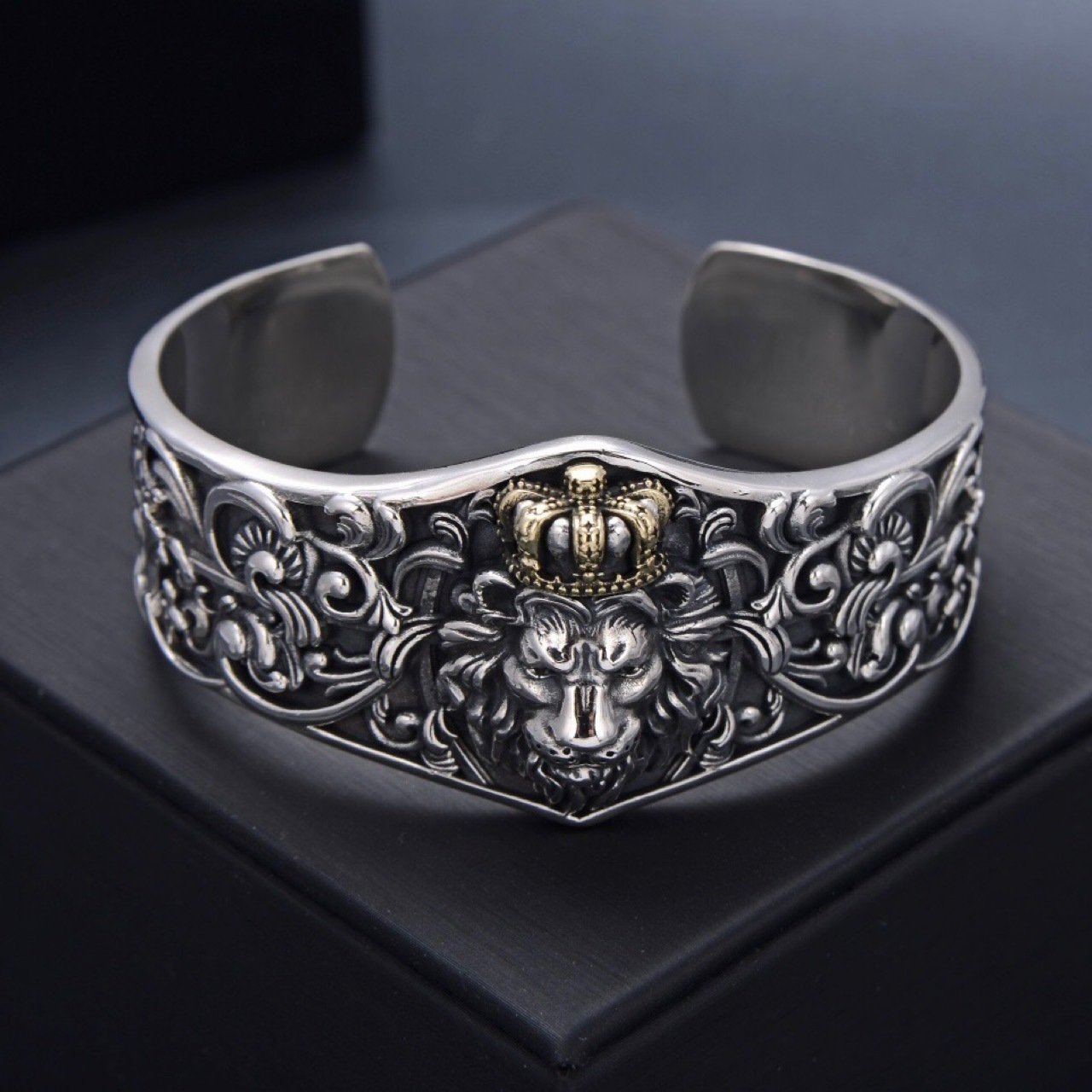 Old Personality Wide Version Domineering Crown Lion Bracelet - Image 5