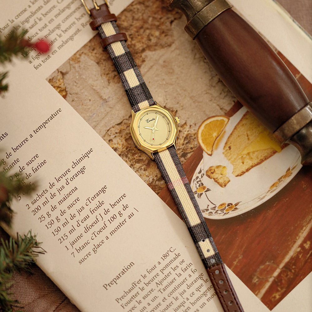 Women's Simple Retro Minority Design Watch - Image 3