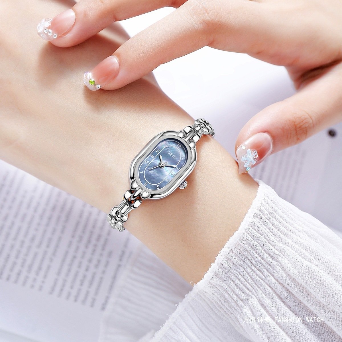 Retro Oval Niche High-grade Fritillary Bracelet Quartz Watch - Image 2